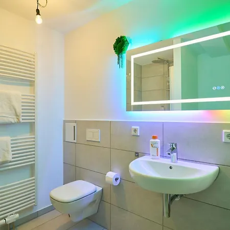 شقة Wood World Luxury Iii Massage - Tischkicker - Parken - Kueche - Light Show - Trambolin